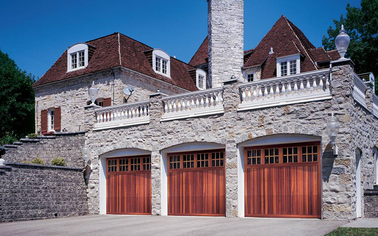 霍州陽光小區(qū)實木車庫門