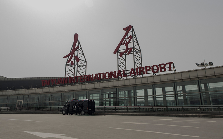 太原機場機庫大門、旗桿