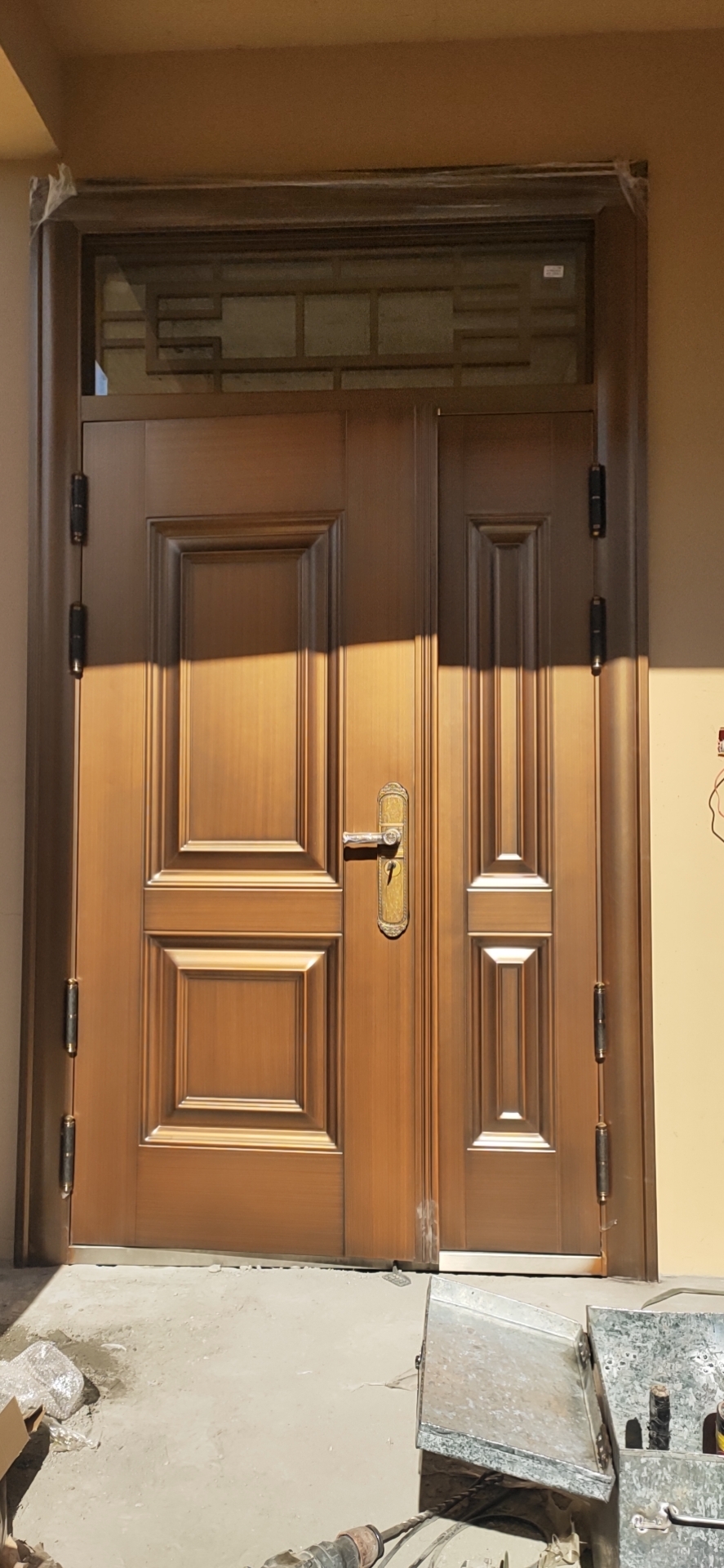 2020陽(yáng)曲縣仿銅門(mén)安裝現(xiàn)場(chǎng)。